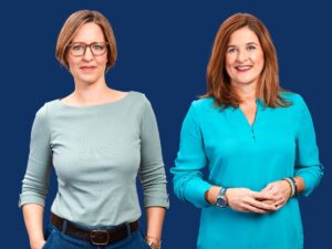 Die Kolumnistinnen Anna Schopen (links) und Miriam Schöpp sind Ausbildungsexpertinnen beim KOFA, Kompetenzzentrum für Fachkräftesicherung. (Foto: Julia Haack/ KOFA)