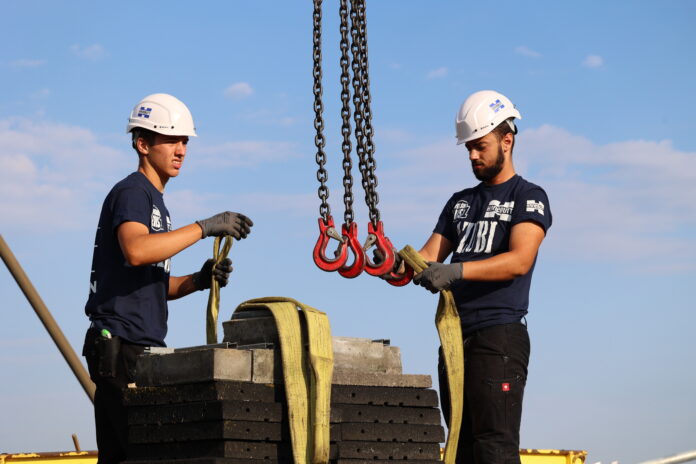 Rund 70 Azubis werden als Dachdecker und Zimmerleute ausgebildet. (Foto. Hanebutt)