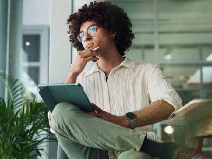 Für unsere Experten ist klar: Unternehmen sollten sich im Klaren sein, was sie mit ihrem Corporate Influencer Programm erreichen möchten. Foto: peopleimages.com_stock.adobe.com