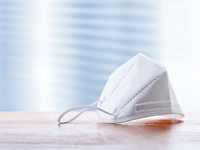 Während der Pandemie mussten Arbeitgeber ihren Beschäftigten medizinische Masken bereitstellen. Foto: stock.adobe.com_janvier