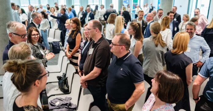 Der Austausch mit Kolleginnen und Kollegen aus HR-Abteilungen von Banken stand beim HR Forum Banking im Mittelpunkt. (Foto: Dirk Beichert BusinessPhoto)