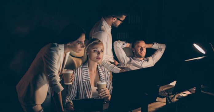 Überstunden wurden lange romantisiert – viele Expertinnen und Experten sehen sie aber als ein Zeichen schlechter Führung. (Foto: deagreez - stock.adobe.com)