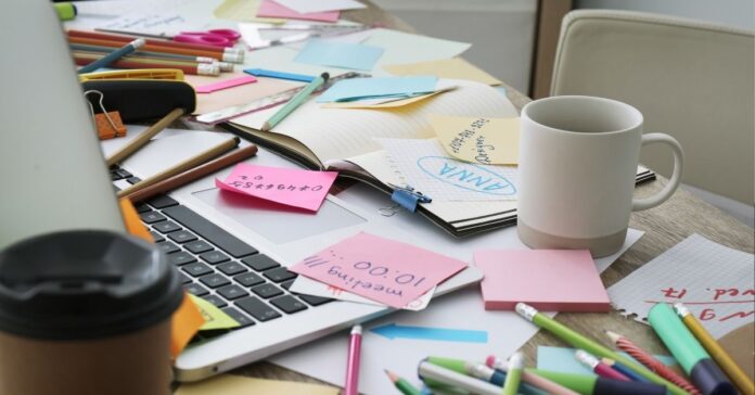 Nicht wenige Schreibtische in deutschen Büros sehen so aus. Ideal ist das laut Experten meist nicht. (Foto: New Africa - stock.adobe.com)