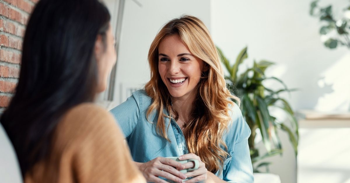 „Möchtest du, Freundin, bei uns Arbeiten?“: Mitarbeiterempfehlungsprogramme sind ein wirkungsvolles Recruitingwerkzeug. Es gibt aber Stolpersteine. (Foto: nenetus - stock.adobe.com)