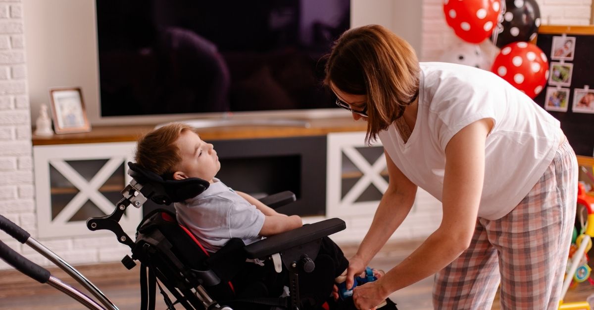 Eltern schwerbehinderter Kinder werden oft stark beansprucht. Darauf müssen Arbeitgeber laut EuGH in gewissem Maße Rücksicht nehmen (Foto: Antipina – stock.adobe.com)