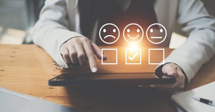 Wie KI Mitarbeiterbefragungen revolutioniert - und was das für HR bedeutet. Foto: stock.adobe.com_itchaznong