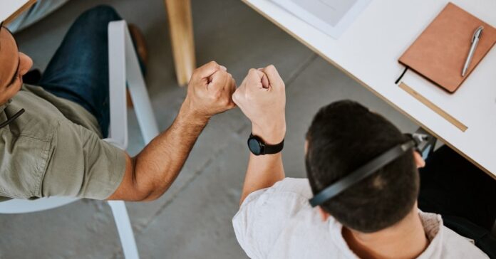 Unternehmen müssen sich trotz hohem Druck aus Wirtschaft und Politik näher an ihre Belegschaft rücken, um eine positive Unternehmenskultur zu fördern. Foto: stock.adobe.com_Siphosethu Fanti/peopleimages.com