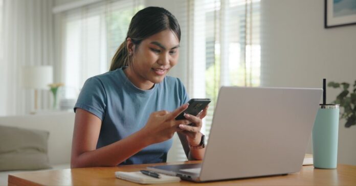 Die Gen Z hat ein solides Grundverständnis von KI, fühlt sich aber unsicher im zielgerichteten Einsatz. Foto: stock.adobe.com_ChayTee