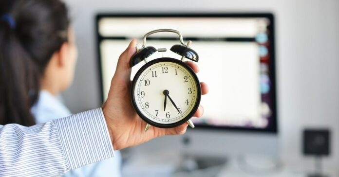 Eine tarifliche Regelung, die Mehrarbeitszuschläge erst ab Überschreiten der Wochenarbeitszeit für Vollzeitbeschäftigte vorsieht, ist diskriminierend. Foto: adrian_ilie825 – stock.adobe.com