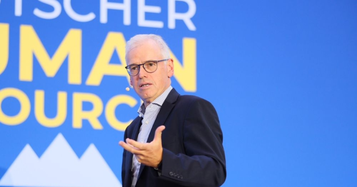 Prof. Dr. Holger Schmidt Digital Economist und Redaktionsleiter Verticals und Newsletter Frankfurter Allgemeine Zeitung, und Honorarprofessor TU Darmstadt stellte aktuelle Zahlen zu KI und dem Arbeitsmarkt vor. (Foto. Dirk Beichert)