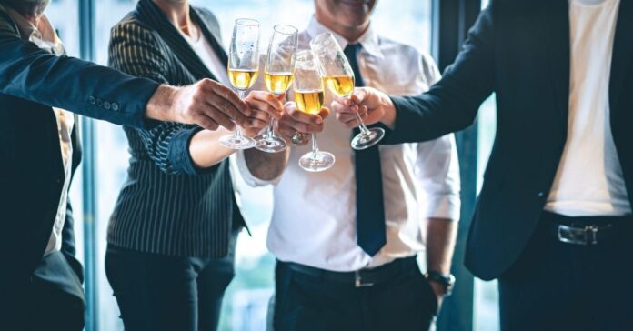 Der BFH stellte klar, dass es darauf ankommt, wer als Gastgeber auftritt, wer die Gästeliste bestimmt und welchen Charakter das Fest hat. Foto: stock.adobe.com_Pitchayaarch