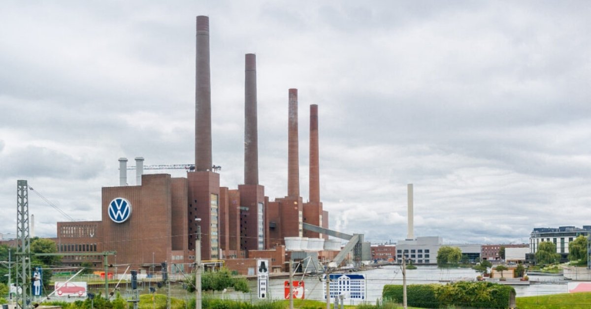 Die Krise bei Deutschlands größtem Autobauer VW ist der sichtbarste Teil der Industrie-Krise, in der das Land steckt. Dies hat erhebliche Konsequenzen für den Arbeitsmarkt. (Foto: Adobe-Stock.com, Kirill Gorlov)