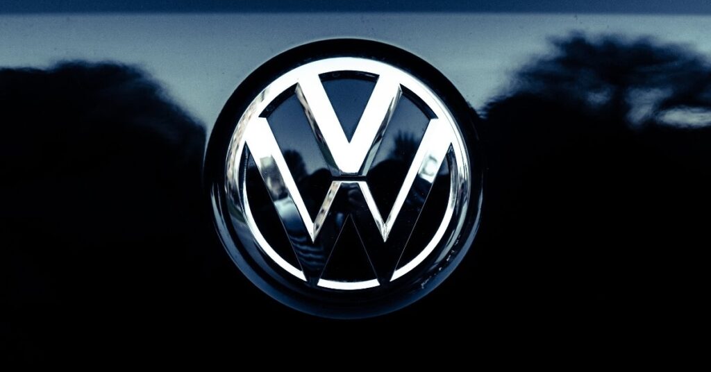 Bei Volkswagen Group Services gab es einen Datenschutzvorfall, bei dem Informationen über die Fehlzeiten von rund 600 Mitarbeitern intern weitergegeben wurden. Foto: stock.adobe.com_Road Red Runner