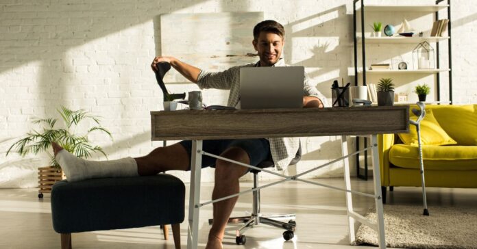 Die Teilzeit-Krankschreibung soll es Beschäftigten ermöglichen, auch krank teilweise zu arbeiten.(Foto: lightfield-studios.stock.adobe.com).