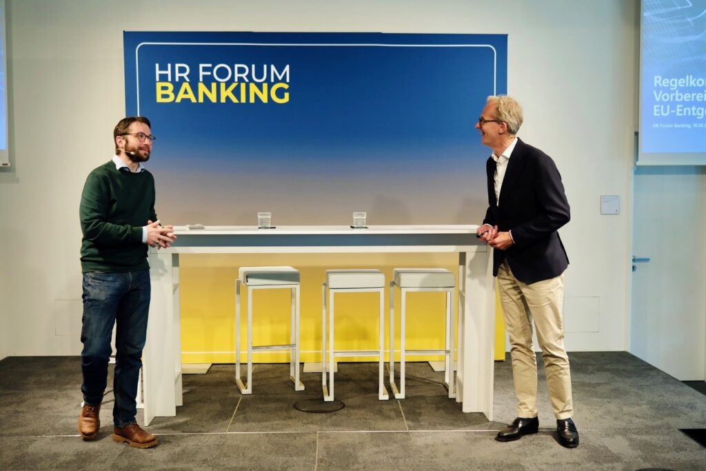 Daniel Reidel von der Pax Bank und Christian Kossendey von zeb Consulting sprachen über die kommenden Anforderungen an das Vergütungssystem der fusionierten Bank. (Foto: Dirk Beichert)