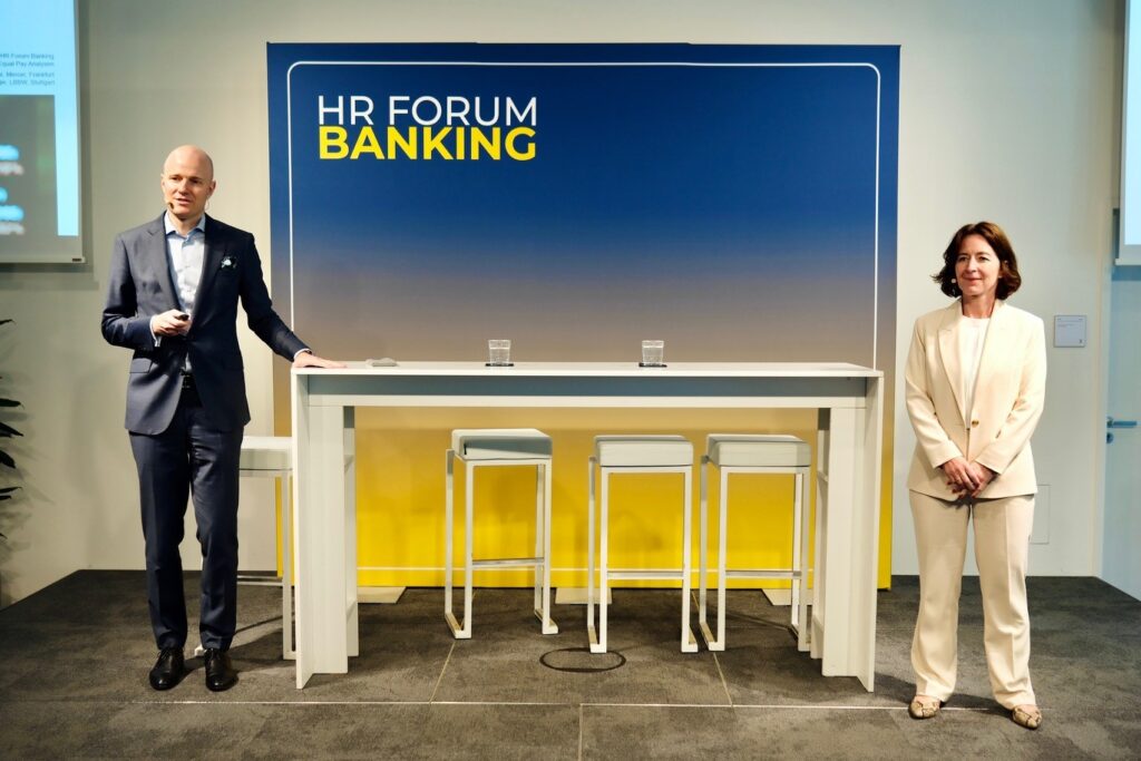 Oliver Baierl von Mercer und Silke Lattermann von der LBBW, trugen vor, welche technischen und analytischen Kompetenzen HR braucht. (Foto: Dirk Beichert)