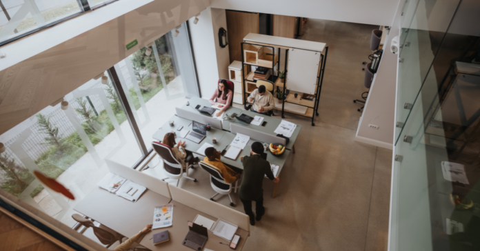 HR-Profi Frank Wippermann erklärt, wie Unternehmen die EU-Entgelttransparenzrichtlinie mit Projektmanagement, Change- und Kommunikationsmanagement rechtssicher umsetzen. Foto:qunica.com-Adobe-Stock