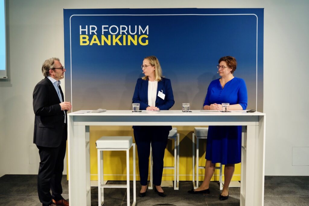 Isabel Jahn, ODDO BHF, und Christine Neuberger, BW-Bank, berichten wie HR sich als strategischer Partner des Business positioniert. (Foto: Dirk Beichert)