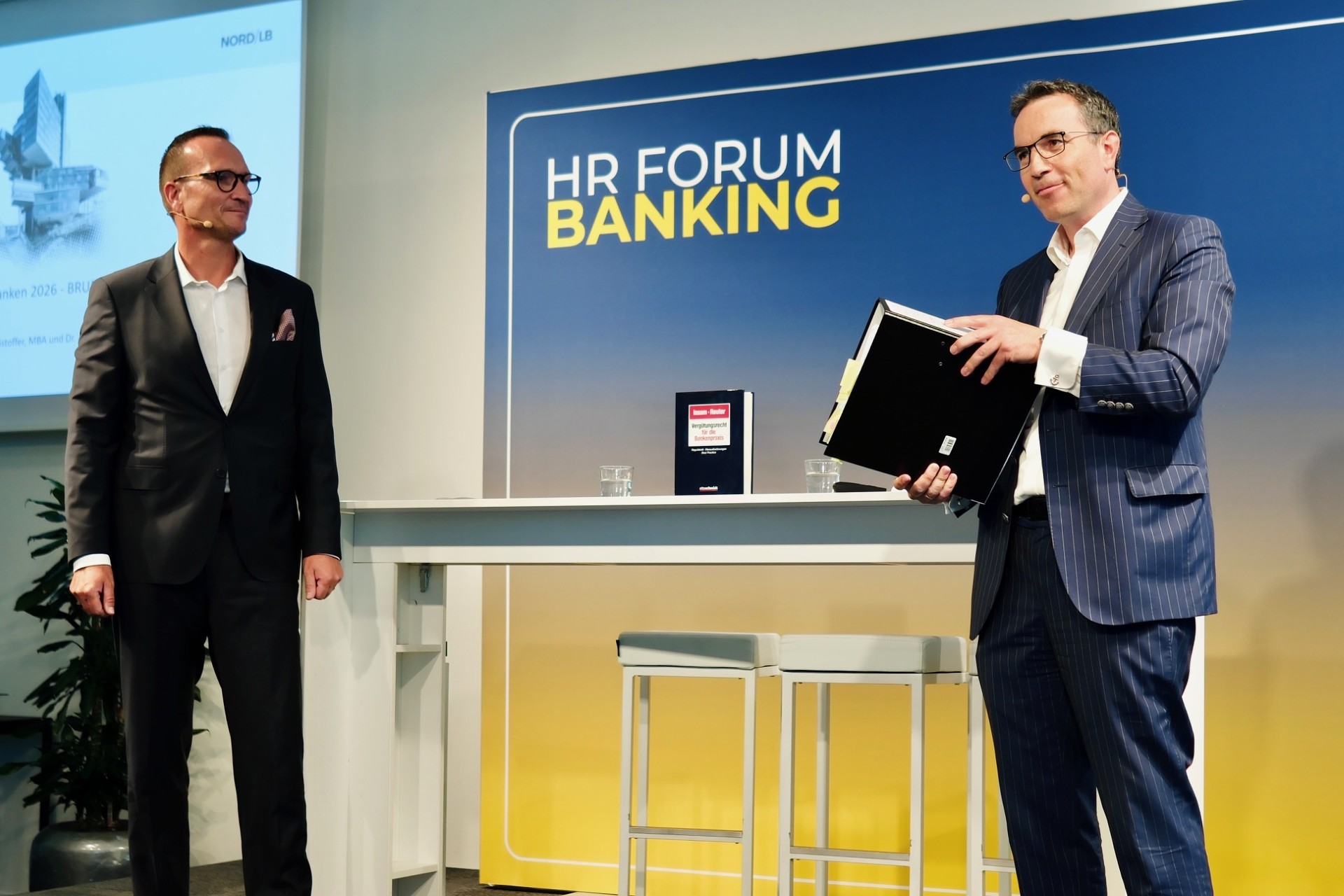 Dr. Thorsten Christoffer, von Nord LB, und Dr. Alexander Insam, von der Kanzlei Görg, zu der rechts- und zukunftssicheren Umsetzung des BRUBEG. (Foto: Dirk Beichert)