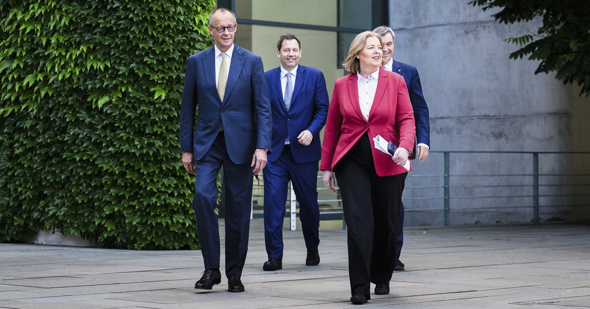 Der Bundeskanzler und die Vorsitzenden von SPD und CSU am 2. Juli auf dem Weg zur Pressekonferenz zu den Ergebnissen des Koalitionsausschusses (v.l.n.r. Friedrich Merz, Lars Klingbeil, Bärbel Bas, Markus Söder; Foto: Bundesregierung/Sandra Steins).