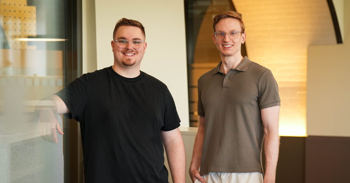 Leander Endres (Dualstudent Data Science & AI) und Marlon Köstel (Projektleiter AI Ninjas) sind zufrieden (Foto: Otto).