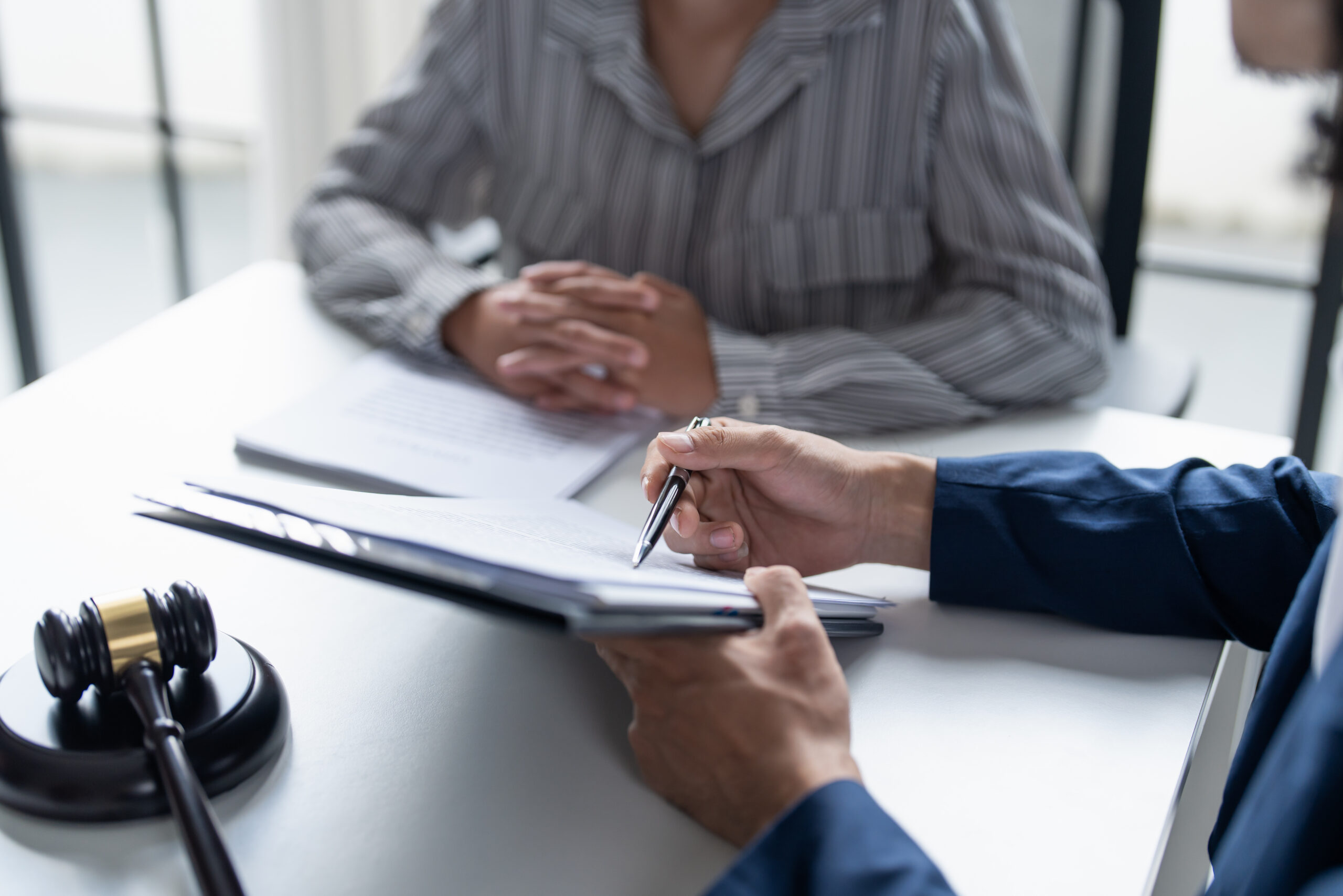 Schadensersatzanspruch Eine Diskriminierung bei der Bewerbung kann teuer werden – aber nicht für immer. Das Bundesarbeitsgericht hat klargestellt, wo die Haftung endet. Credit: Adobe STock/Charlie's