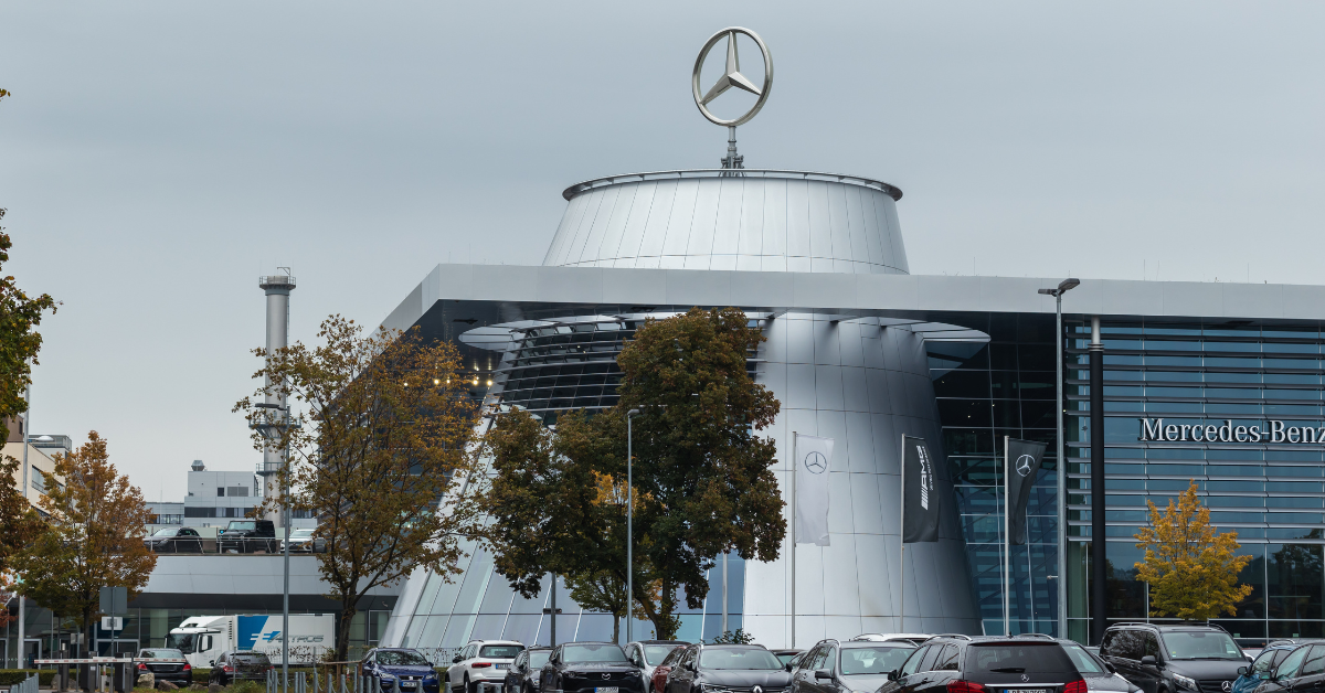 Mercedes-Benz verlangt die 40-Stunden-Woche ohne Lohnausgleich und droht bei Ablehnung mit der Schließung eines deutschen Werks. Credit: Adobe Stock/uslatar